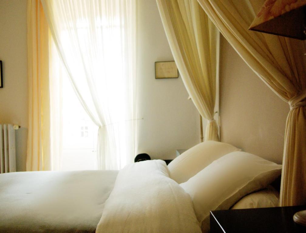 Monte Arena Bed and Breakfast Montaren-et-Saint-Médiers Εξωτερικό φωτογραφία
