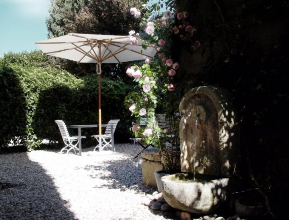 Monte Arena Bed and Breakfast Montaren-et-Saint-Médiers Εξωτερικό φωτογραφία